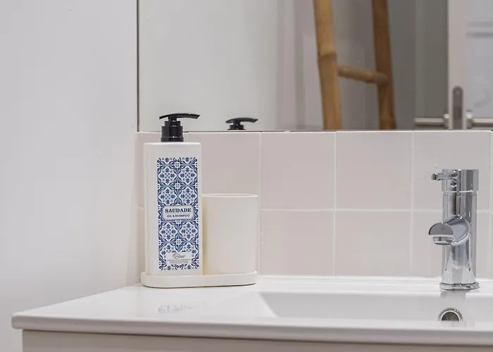 Campolide Charming & شقة